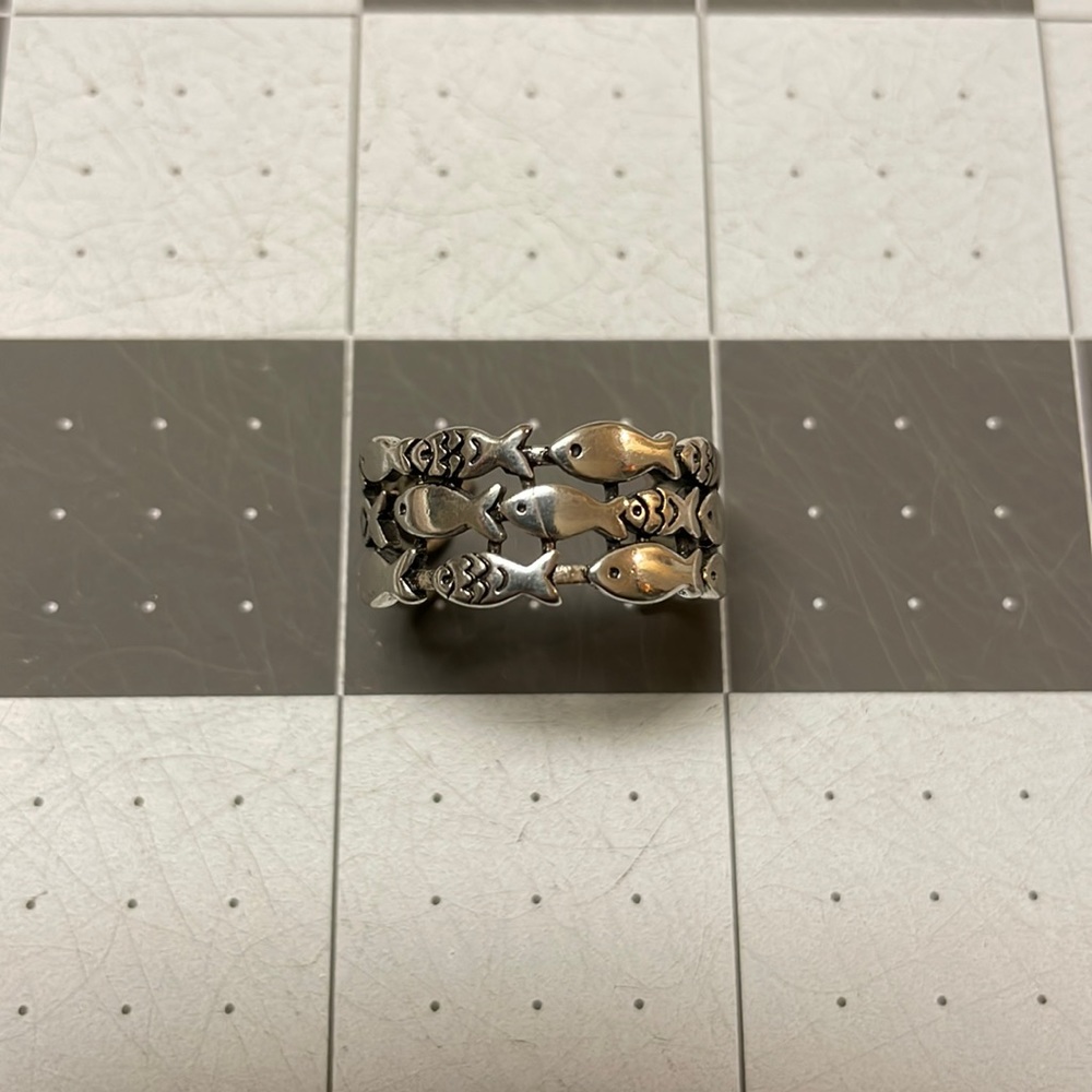 Adjustable fish ring